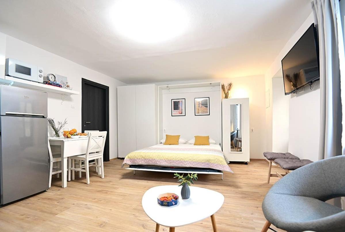 Apartment D & Studio L Dobrinj ภายนอก รูปภาพ
