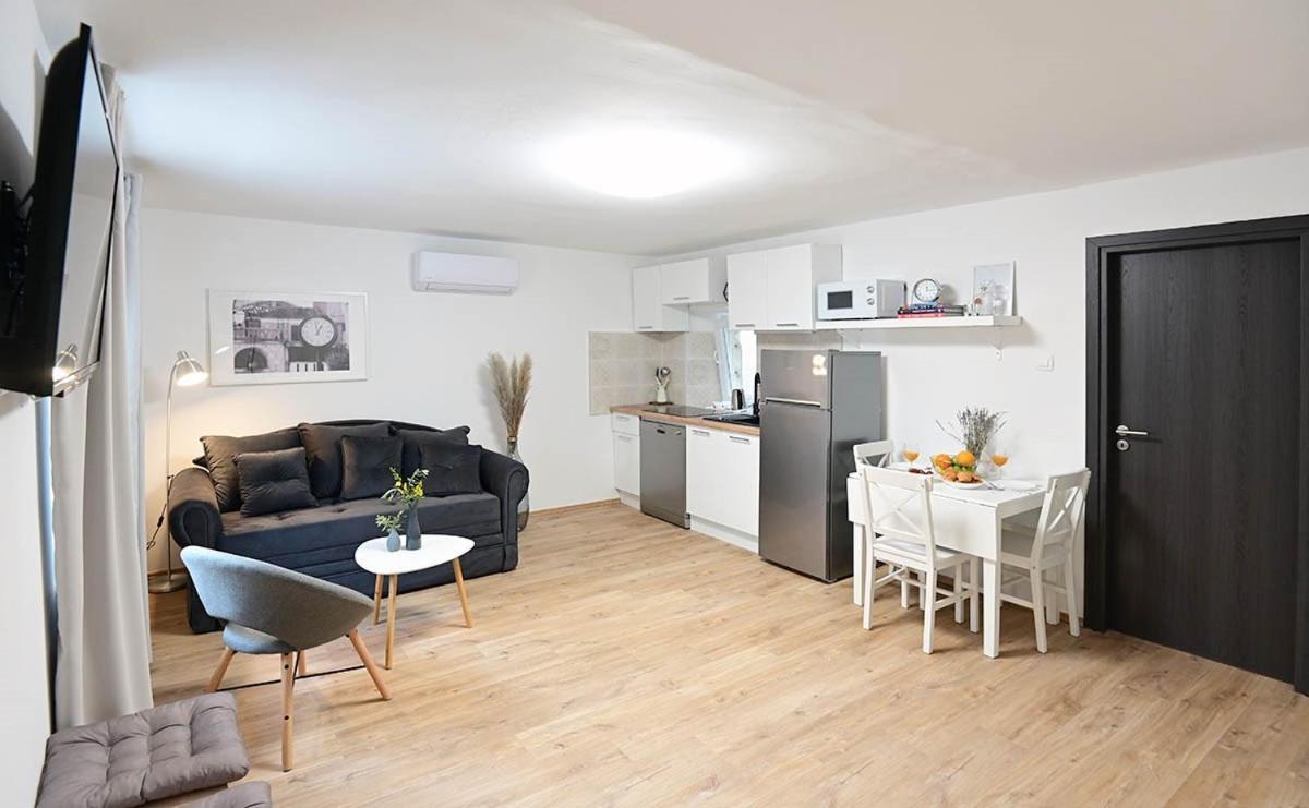 Apartment D & Studio L Dobrinj ภายนอก รูปภาพ