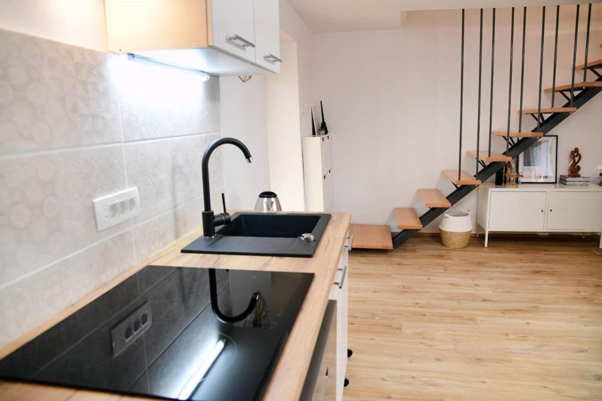 Apartment D & Studio L Dobrinj ภายนอก รูปภาพ