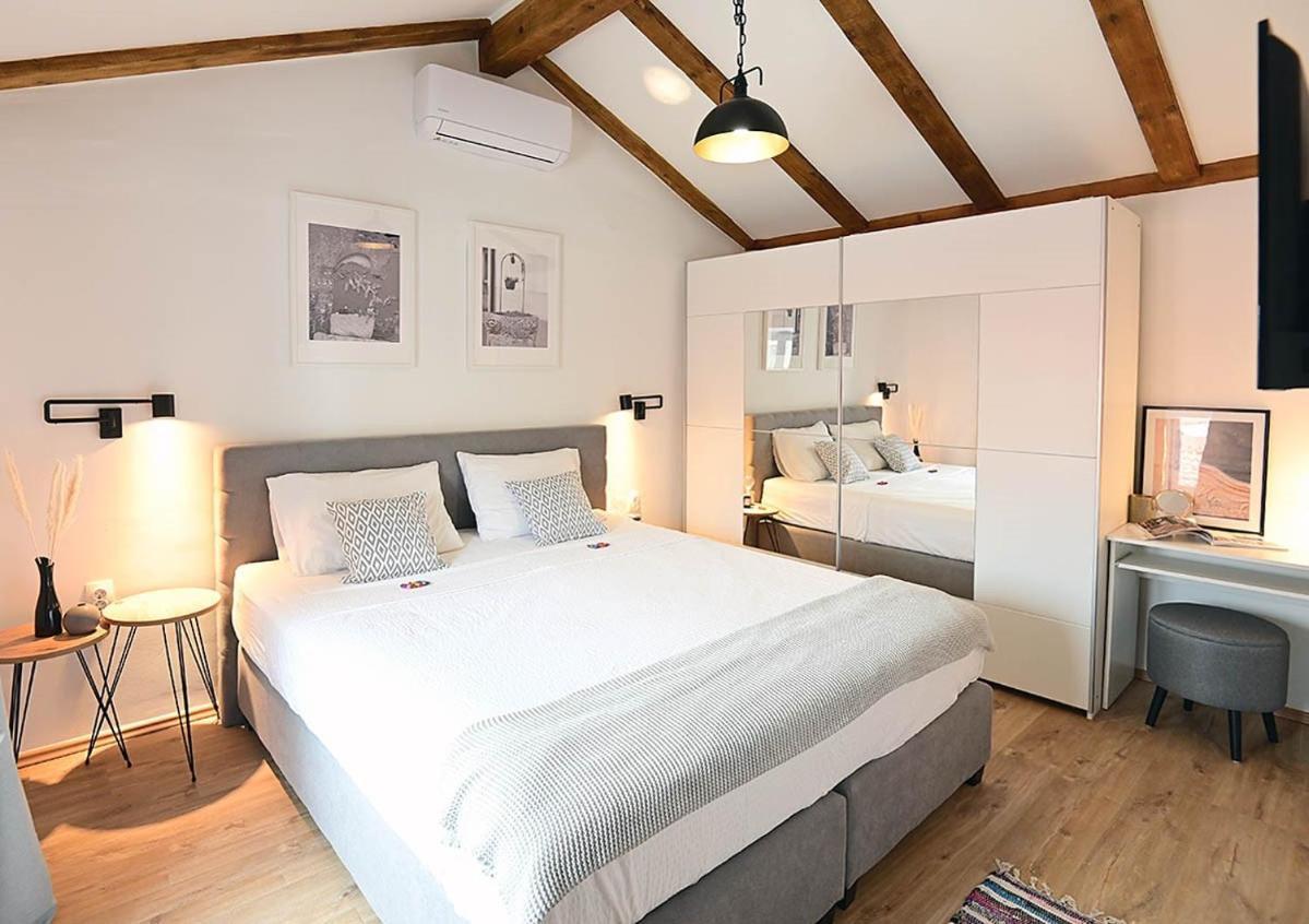 Apartment D & Studio L Dobrinj ภายนอก รูปภาพ