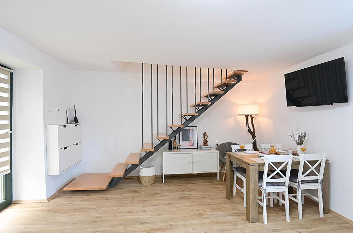 Apartment D & Studio L Dobrinj ภายนอก รูปภาพ