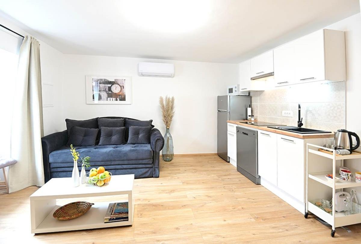 Apartment D & Studio L Dobrinj ภายนอก รูปภาพ