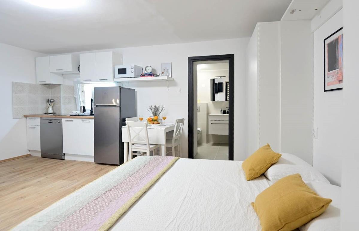 Apartment D & Studio L Dobrinj ภายนอก รูปภาพ