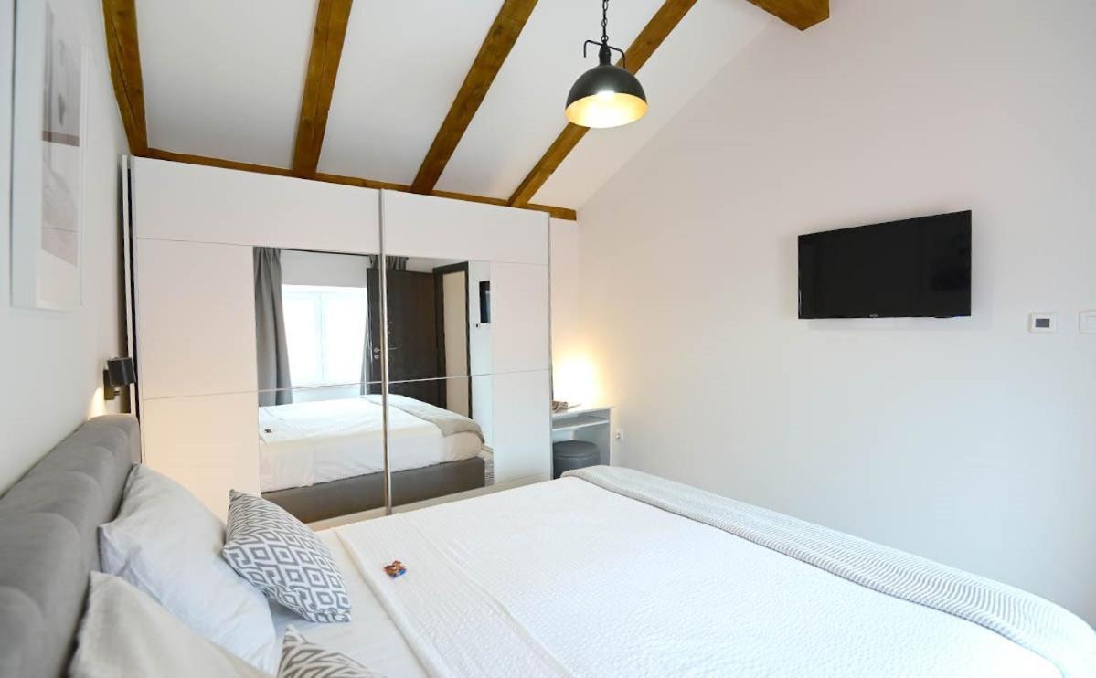 Apartment D & Studio L Dobrinj ภายนอก รูปภาพ