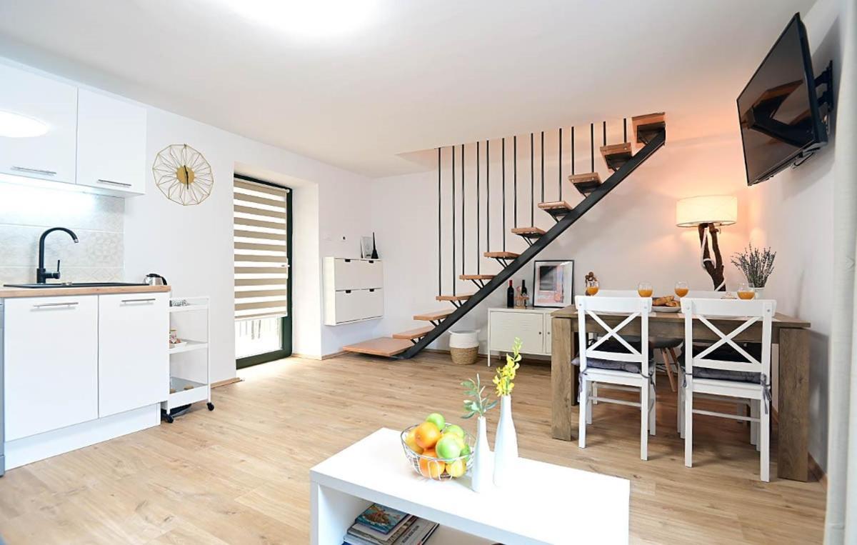 Apartment D & Studio L Dobrinj ภายนอก รูปภาพ