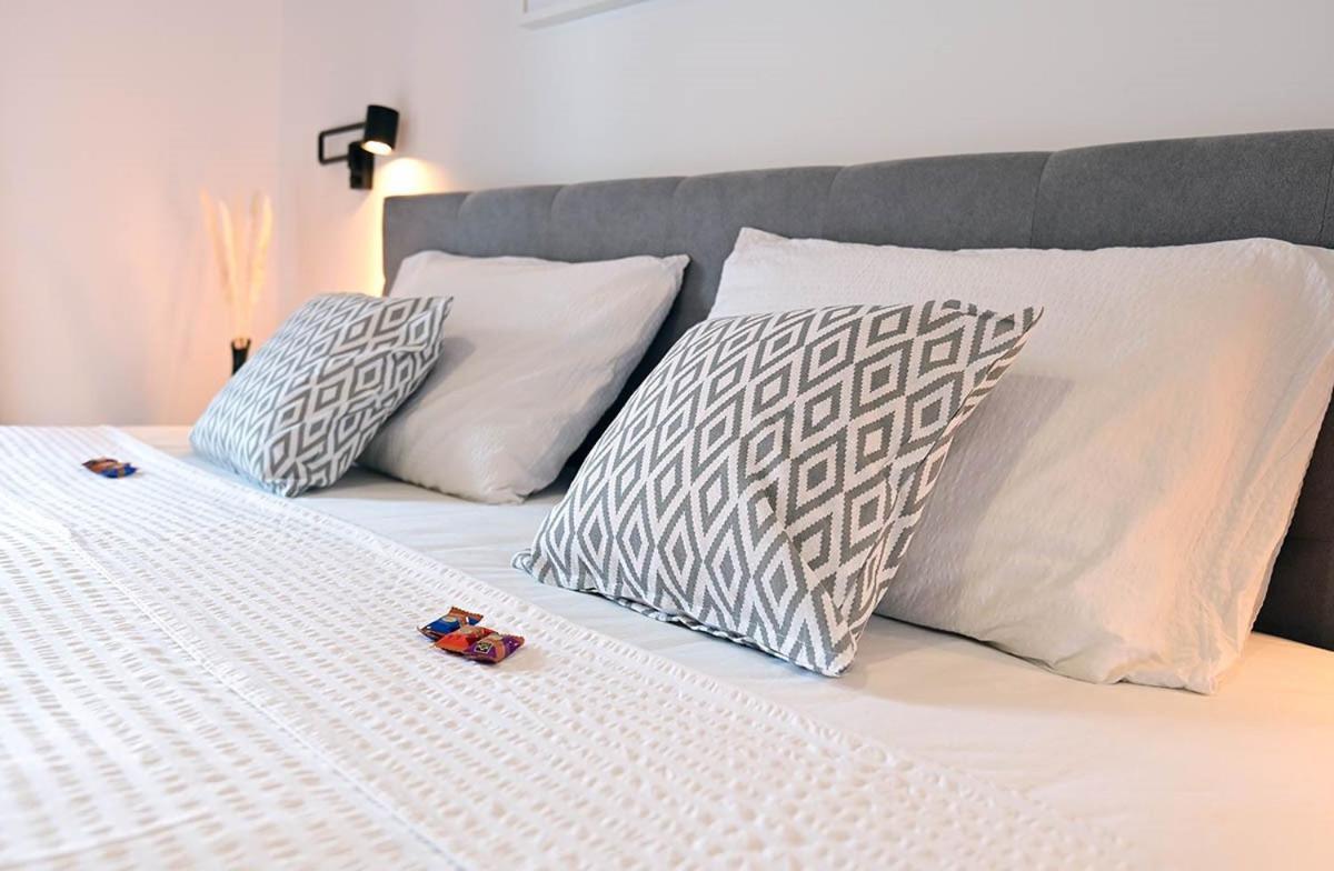 Apartment D & Studio L Dobrinj ภายนอก รูปภาพ