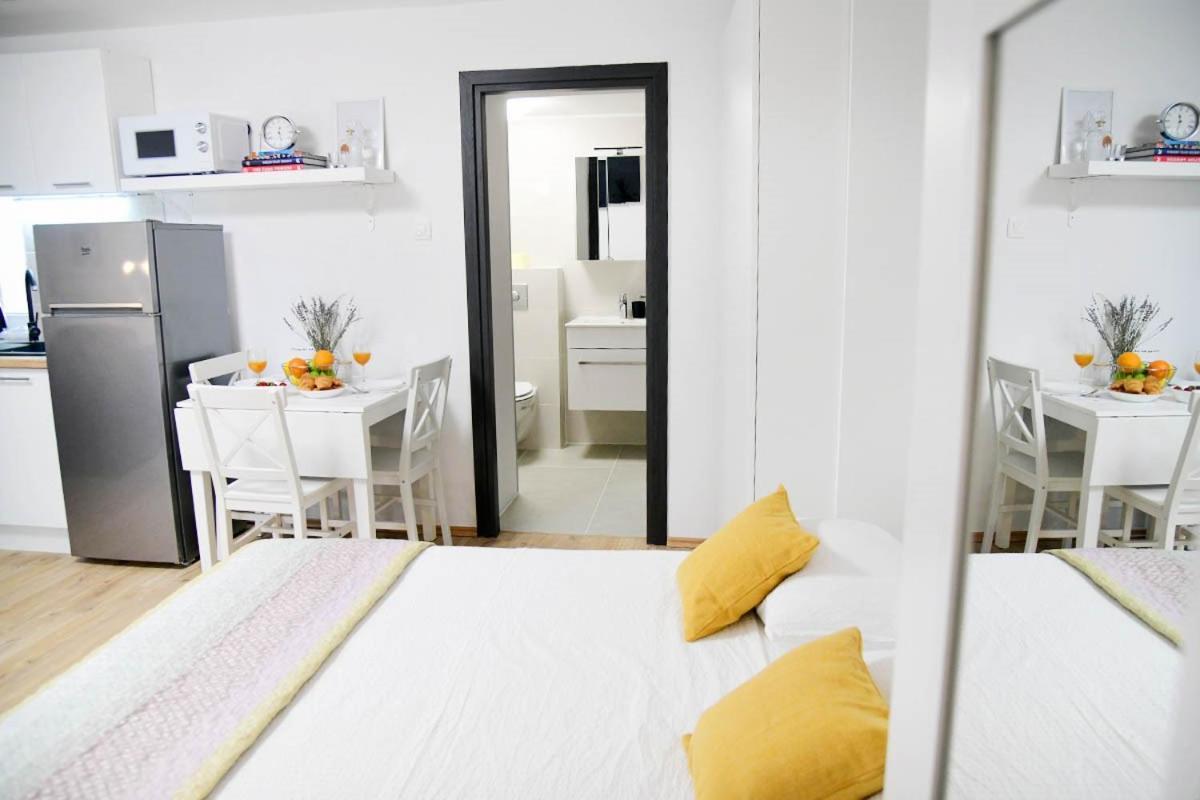 Apartment D & Studio L Dobrinj ภายนอก รูปภาพ